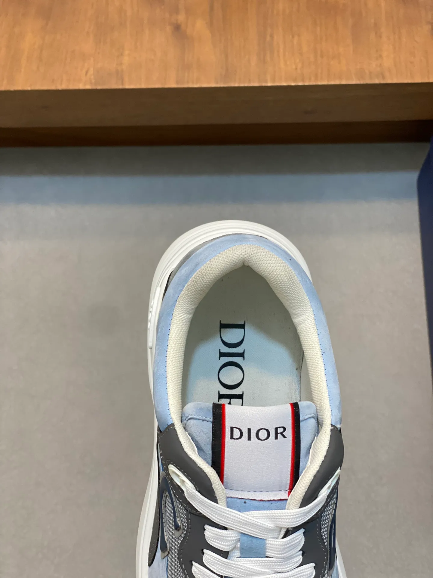 Men's Men's Shoes 💰440 [New Style] 🐦‍⬛🐦‍⬛ Dior Dior low-top series casual sports shoes sneakers original purchase development production production This sports shoe is a classic item. Crafted from Dior Gray cow leather with tonal CD Diamond canvas panels on the sides. The CD Icon-shaped shoelace eyelets are subtle and sophisticated, and the two-tone rubber sole, tongue and heel are all decorated with distinctive details for added sophistication. The padded high-top design makes the shape more refined and improves comfort and support. Fashionable and versatile, it can complement any look.  Exquisite packaging at the delivery counter 🛍📦 ▪️Fabric: Original customized calfskin ▪️Inner lining: Customized breathable lining ▪️Outsole: Original molded TPU combination outsole ▪️Sole thickness: 3CM ▪️Size: Men's size 39-45 (38 45 customized)